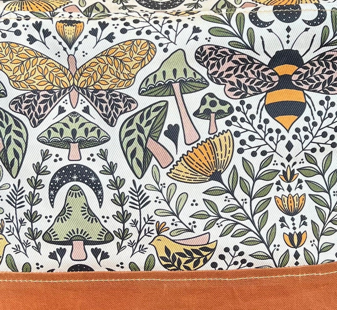 Bee and Mushroom Crossbody Bag: Stylish Messenger Purse, Unique Bee-Themed Gift Idea!