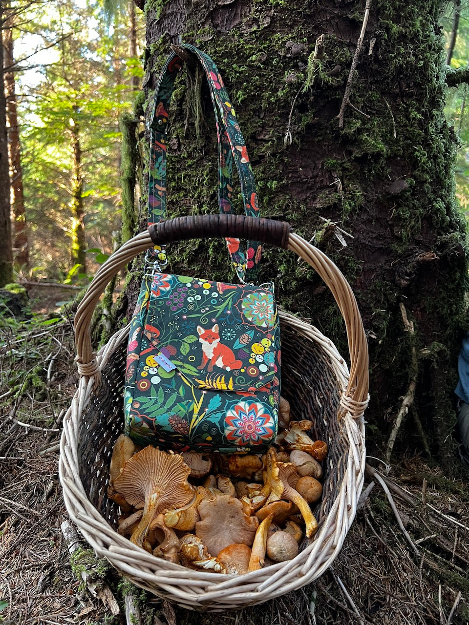 Cute fox print purse, woodland fox crossbody, cottagecore fox bag, 8.5"x6"x3", adjustable strap (28"-51") .