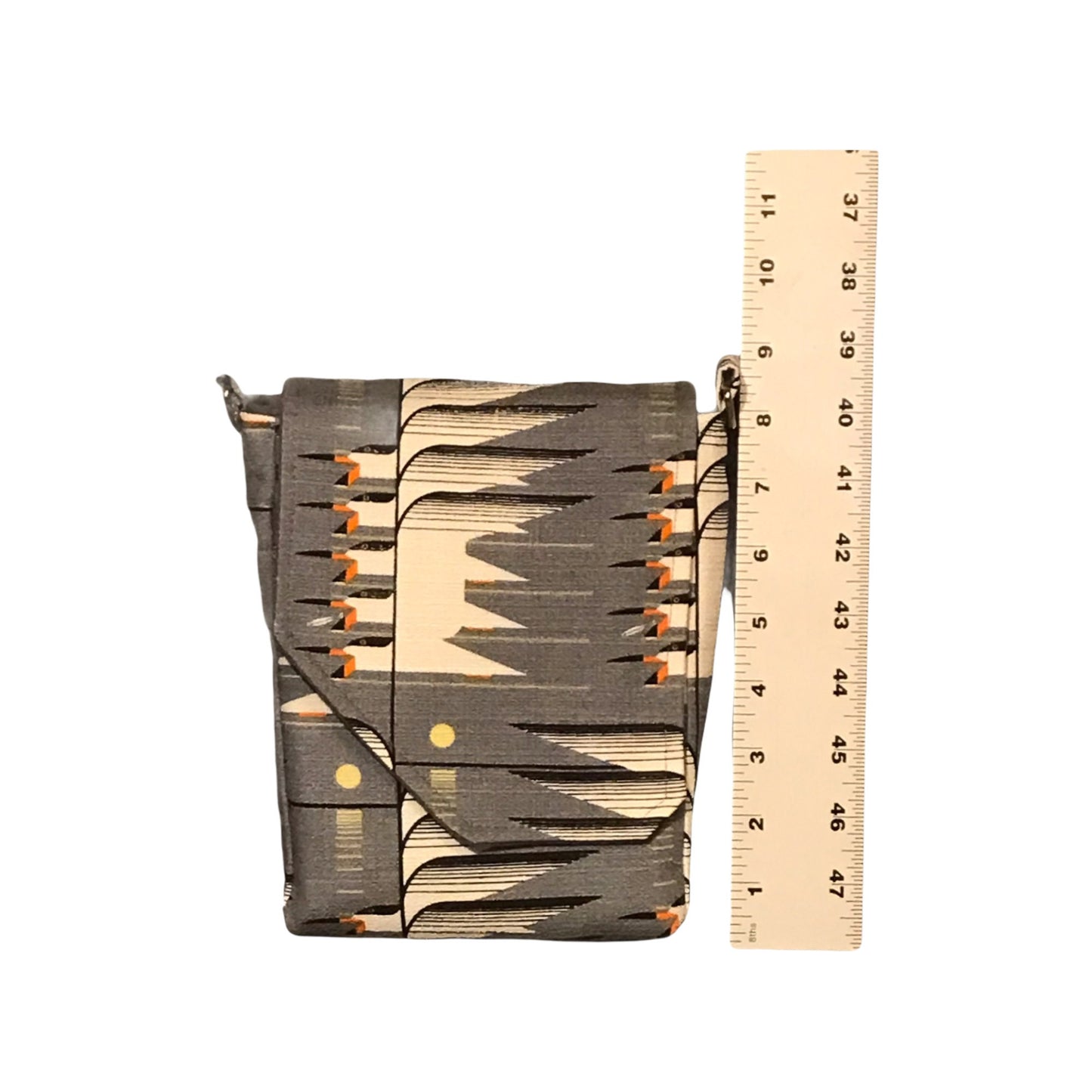 Charley Harper inspired crossbody skimmer bag for your essentials! Adjustable strap, two pockets, a main compartment and a magnetic closure.