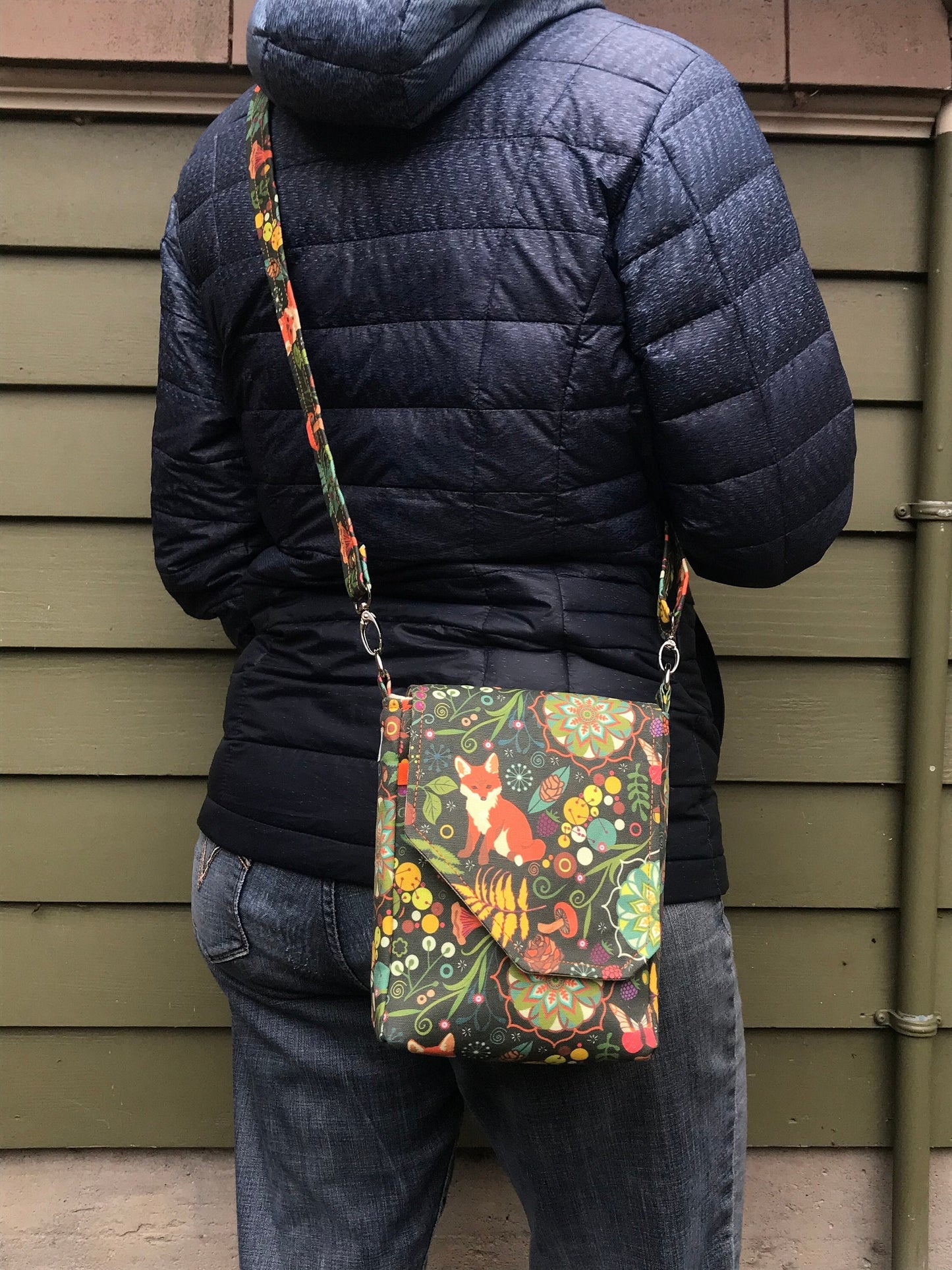 Cute fox print purse, woodland fox crossbody, cottagecore fox bag, 8.5"x6"x3", adjustable strap (28"-51") .