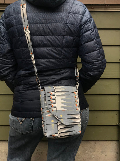 Charley Harper inspired crossbody skimmer bag for your essentials! Adjustable strap, two pockets, a main compartment and a magnetic closure.