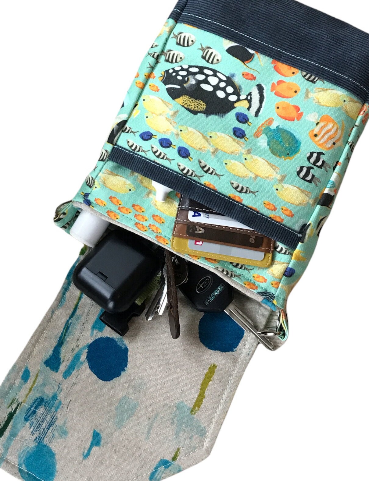 Tropical fish crossbody purse, linen body with waxed canvas base. It has an adjustable strap, two pockets + magnetic closure.