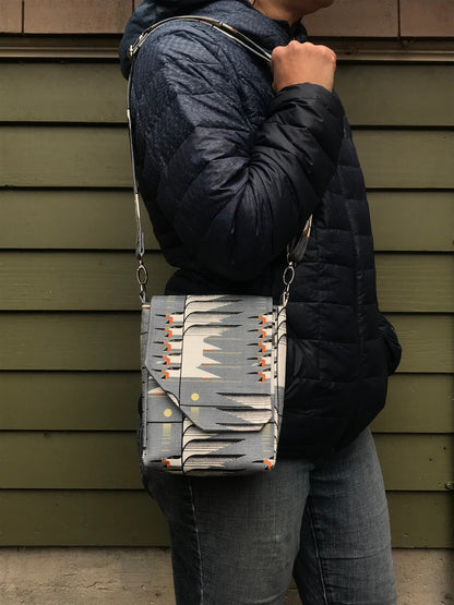 Charley Harper inspired crossbody skimmer bag for your essentials! Adjustable strap, two pockets, a main compartment and a magnetic closure.
