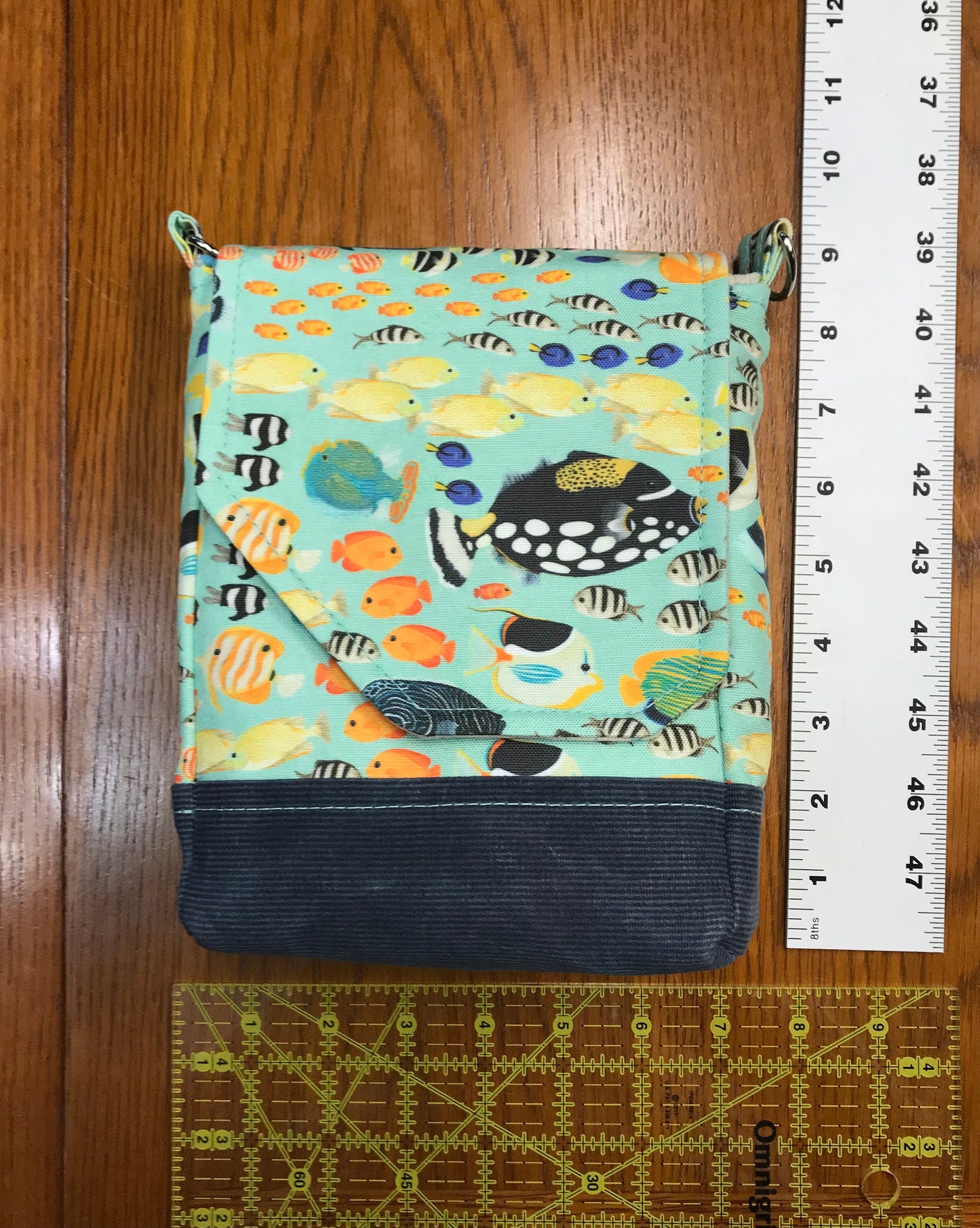 Tropical fish crossbody purse, linen body with waxed canvas base. It has an adjustable strap, two pockets + magnetic closure.